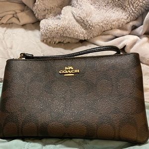 Large Corner Zip Wristlet In Signature Canvas